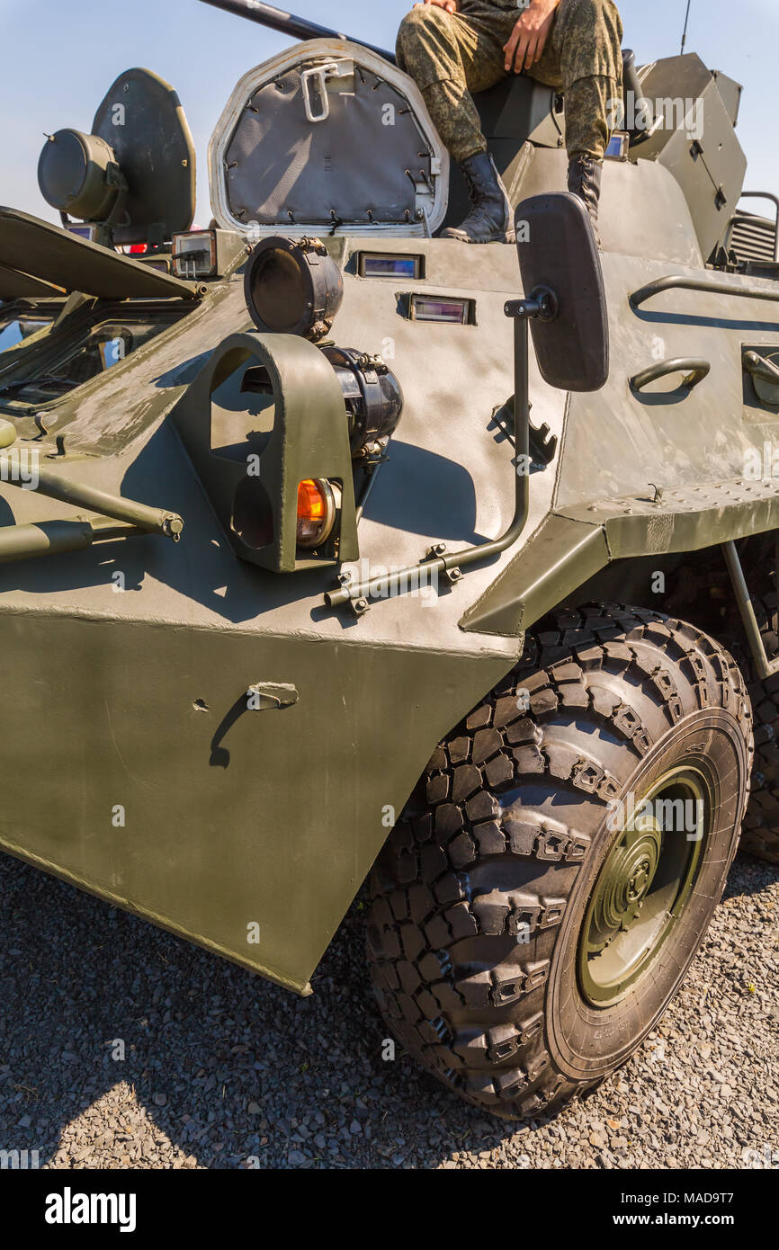 Formazione KADAMOVSKIY MASSA, ROSTOV REGIONE, Russia, 26 AGOSTO 2017: soldato si trova sulla cima del combattimento corazzati veicolo BTR-82AM Foto Stock