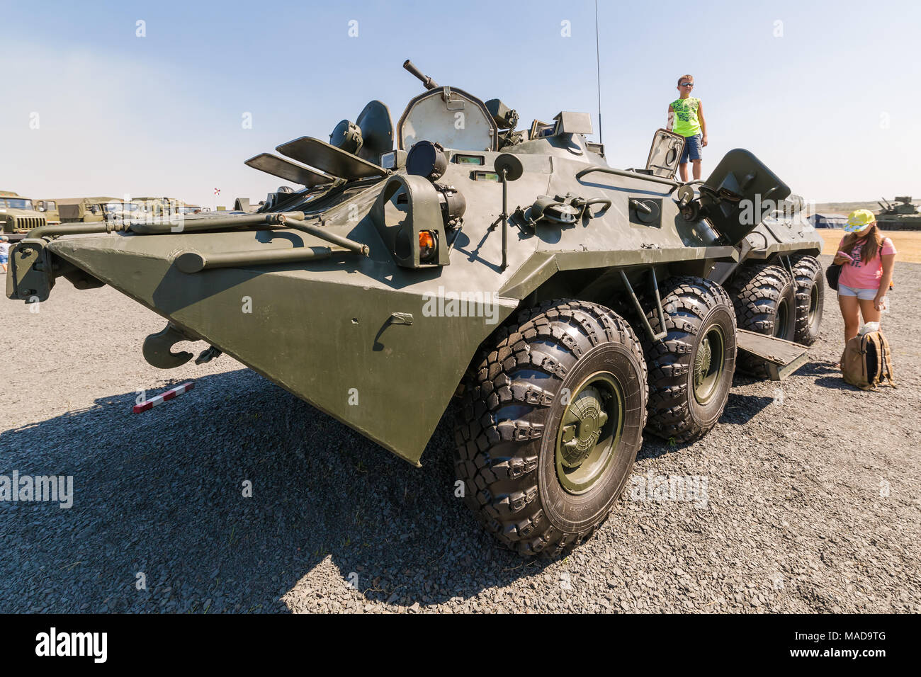 Formazione KADAMOVSKIY MASSA, ROSTOV REGIONE, Russia, 26 AGOSTO 2017: i giovani visitatori sono in piedi vicino del combattimento corazzati veicolo BTR-82AM Foto Stock