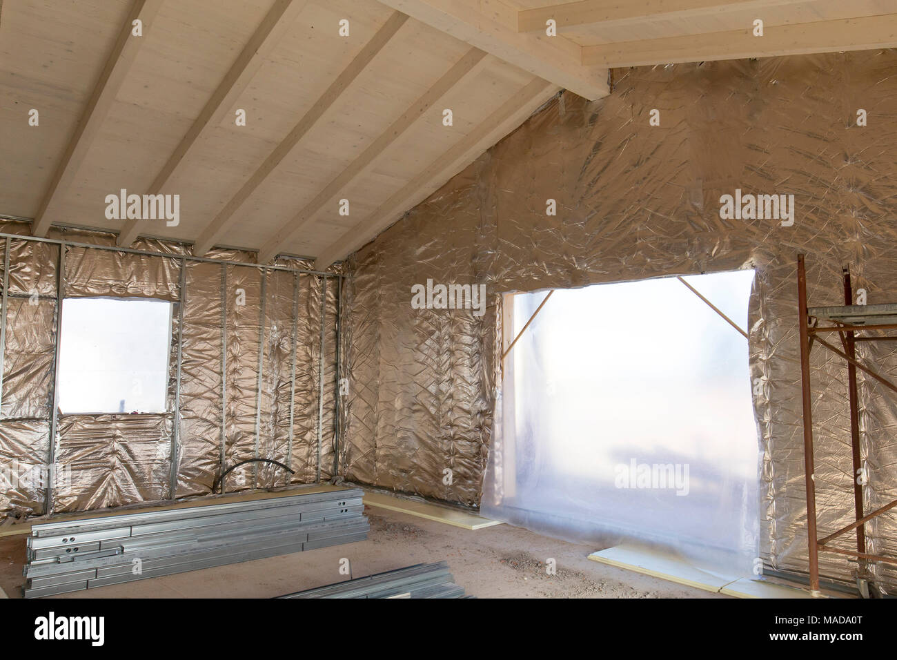 Costruzione: isolamento di una casa con termica materiale riflettente Foto Stock