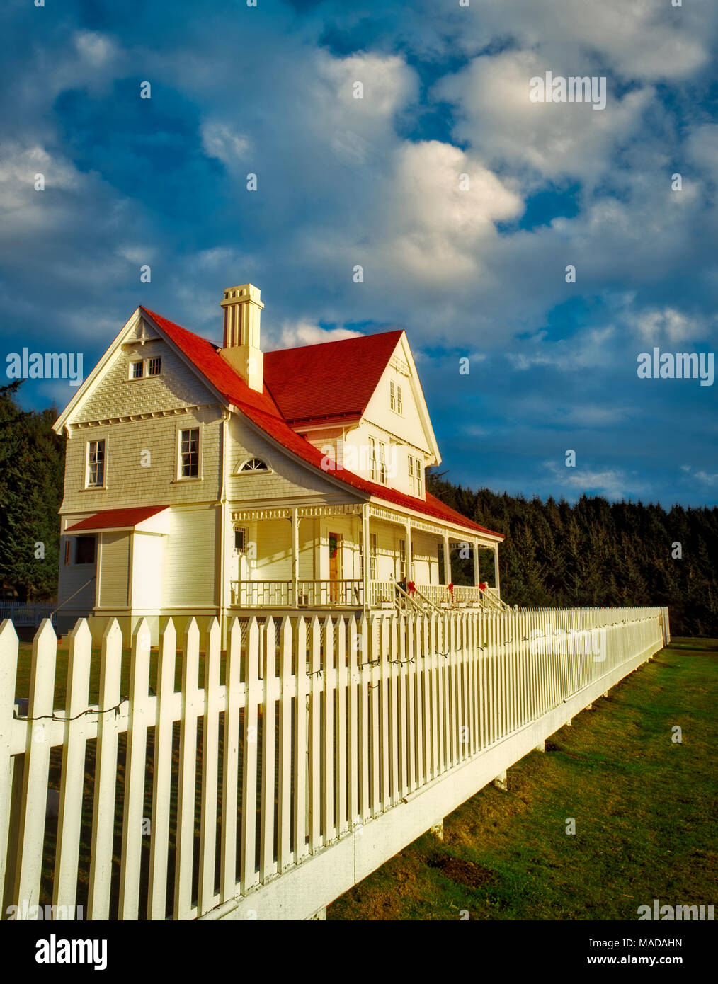 F00073M.tif Heceta House con white Picket Fence. Diavolo del gomito del parco statale, Oregon Foto Stock