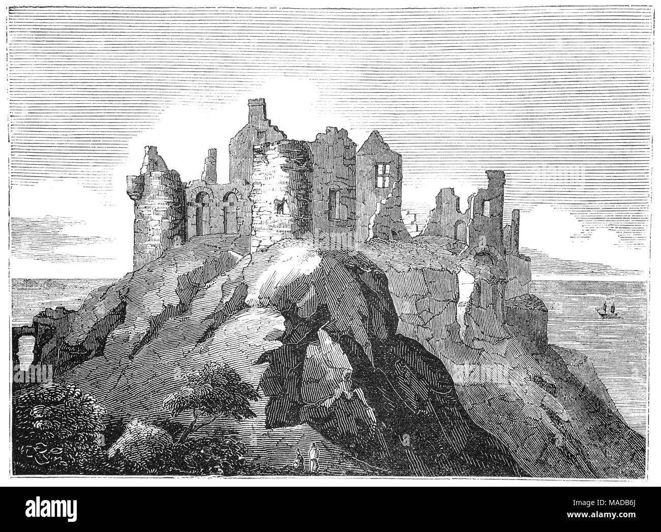 Dunluce Castle è una rovina il castello medievale in Irlanda del Nord, situato sul bordo di un affioramento di basalto tra Portballintrae e Portrush nella contea di Antrim. Circondato da estremamente ripido scende su entrambi i lati, è accessibile attraverso un ponte di collegamento con la terraferma (appena visibile a sinistra.) Richard Óg de Burgh, 2nd Earl of Ulster, costruito il primo castello di Dunluce nel XIII secolo. Più tardi si è servita come sede del conte di Antrim fino a quando l'impoverimento della MacDonnells nel 1690, dopo la battaglia del Boyne. Foto Stock