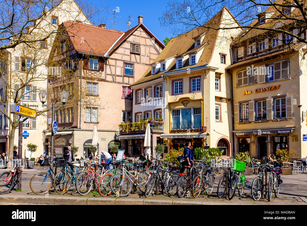 Ristoranti edifici, caffé terrazze, le persone, le biciclette parcheggiate, Place du Corbeau, Raven square, Strasburgo, Alsazia, Francia, Europa Foto Stock