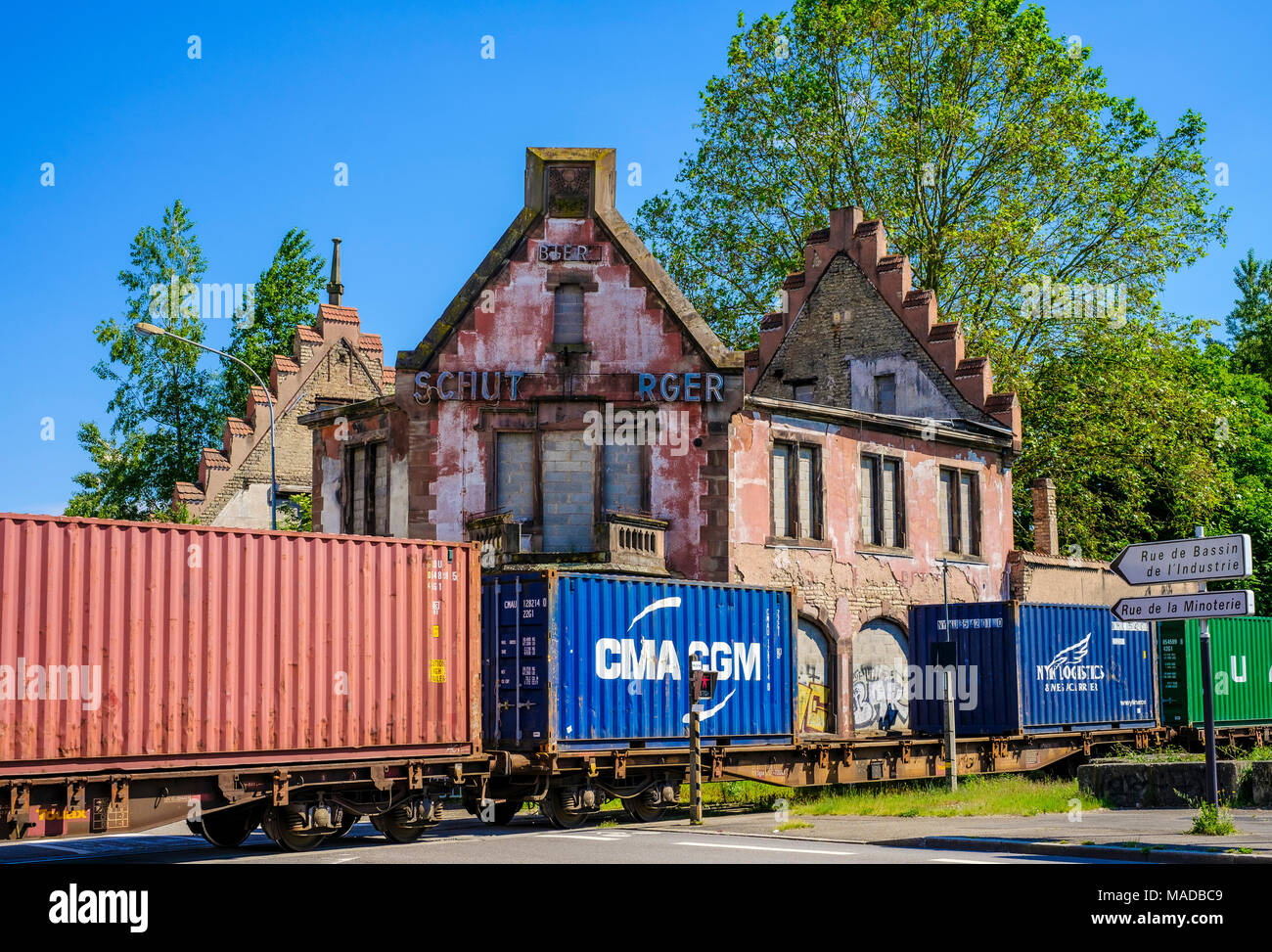 Treno merci che passa da derelict Brasserie Au Petit Rhin, casa in rovina, struttura del tetto bruciata, Strasburgo, Alsazia, Francia, Europa, Foto Stock