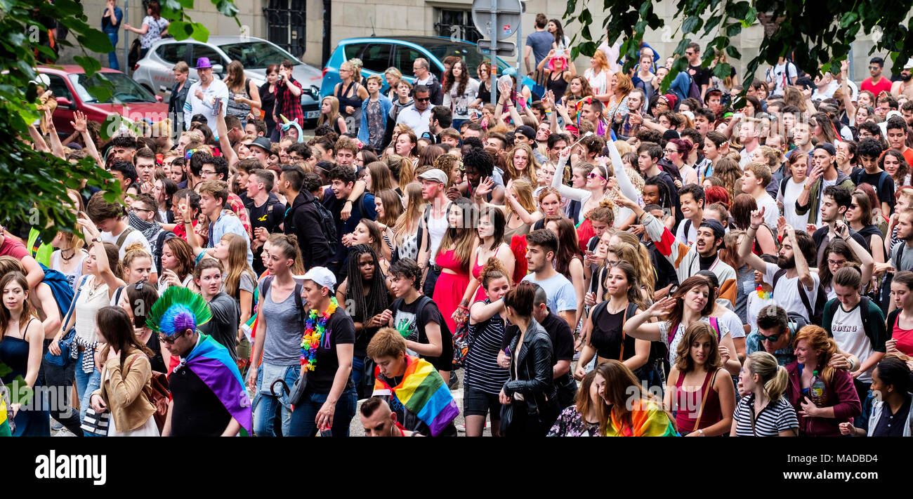 Folla di giovani, Festi Gays, parata annuale di orgoglio gay e lesbico, lgbt, Strasburgo, Alsazia, Francia, Europa, Foto Stock