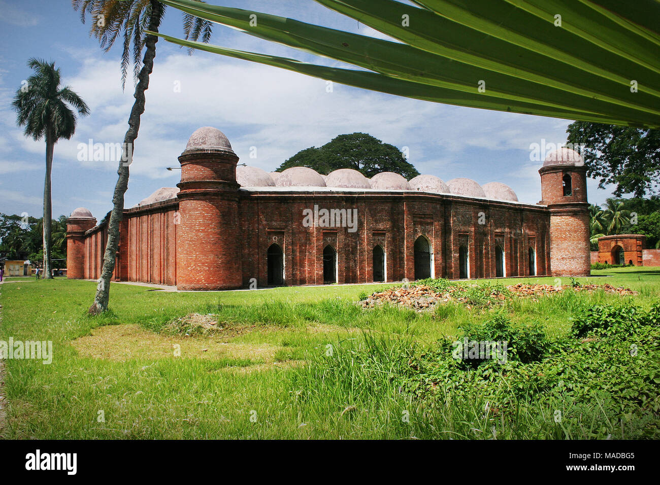 Le sessanta moschea a cupola o Shaṭ Gombuj Moshjid noto anche come Shait Gambuj moschea o dice Gunbad Masjid, un sito Patrimonio Mondiale dell'UNESCO. Bagerhat. Foto Stock