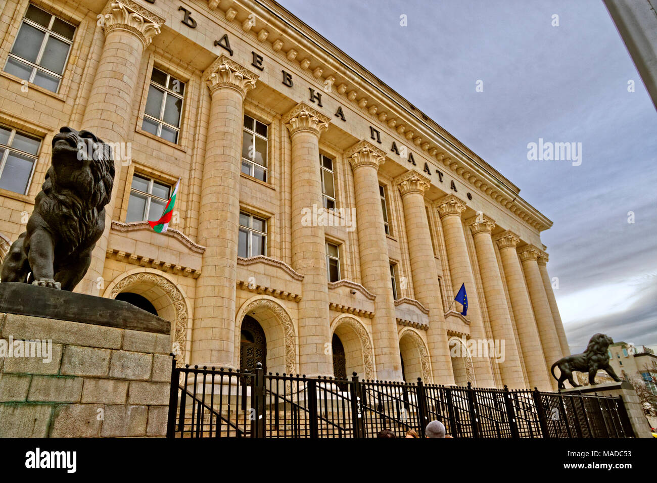 Il Tribunale di Sofia, Palazzo di giustizia progettato da Nikola Lazarov e riprogettate da Pencho Koychev in Sofia city centre, Bulgaria. Foto Stock