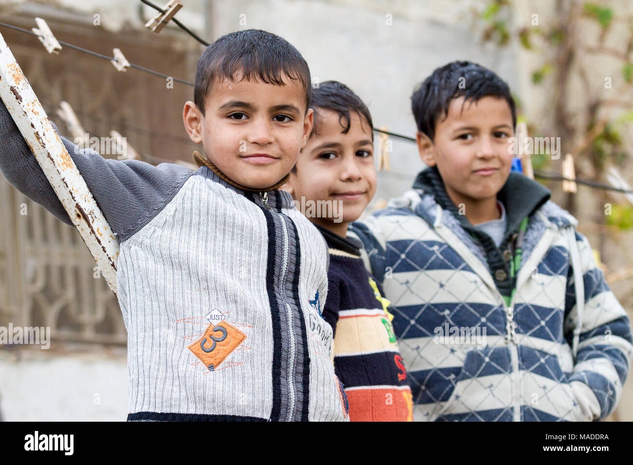 Bilin, Palestina, 1 Gennaio 2011: bambini palestinesi sono in piedi in un cortile in Bilin, West Bank. Foto Stock