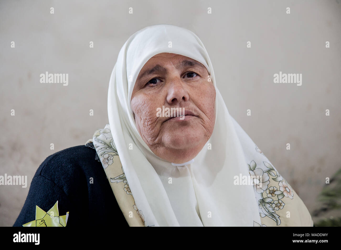 Bilin, Palestina, 7 Gennaio 2011: donna palestinese nella sua casa Foto Stock