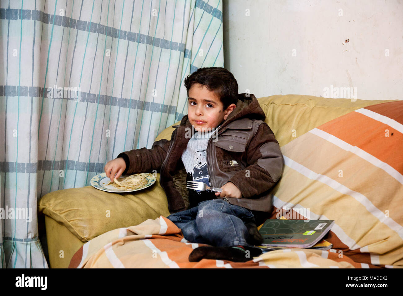 Bilin, Palestina, 7 Gennaio 2011: ragazzo palestinese sta avendo un pranzo nella sua casa. Foto Stock