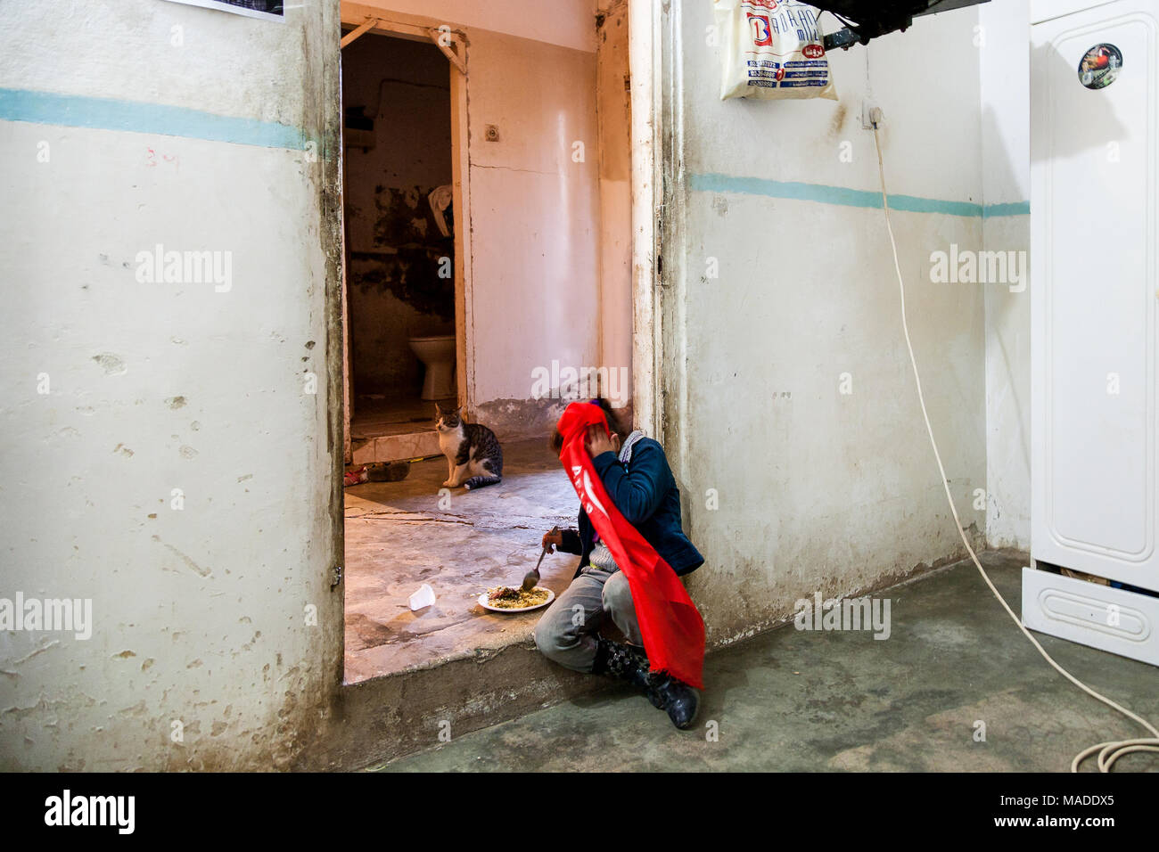 Bilin, Palestina, 7 Gennaio 2011: Ragazza palestinese sta avendo un pranzo nella sua casa. Foto Stock