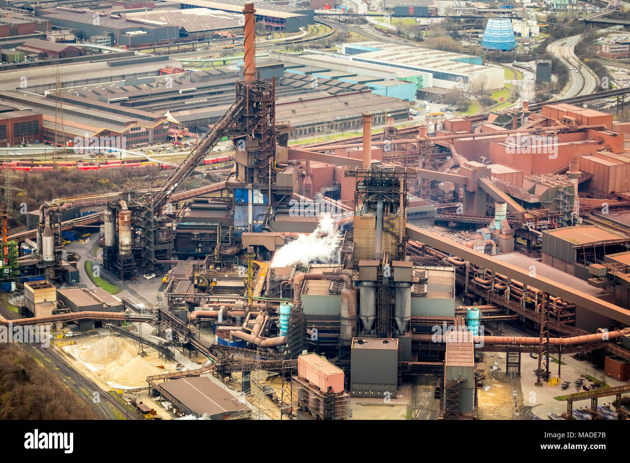Altoforno con scorie incandescenti MÖV EV Schwelgern, industria siderurgica, industria pesante, Marxloh, ThyssenSteel, a Duisburg in Renania settentrionale-Vestfalia. Duisb Foto Stock