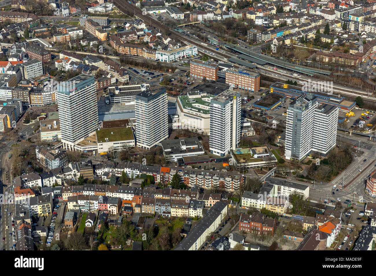 Centro di Mülheim con le quattro torri residenziali, Forum Mülheim, Hans-Böckler-Platz, a Mülheim an der Ruhr in Renania settentrionale-Vestfalia. A Mülheim an de Foto Stock