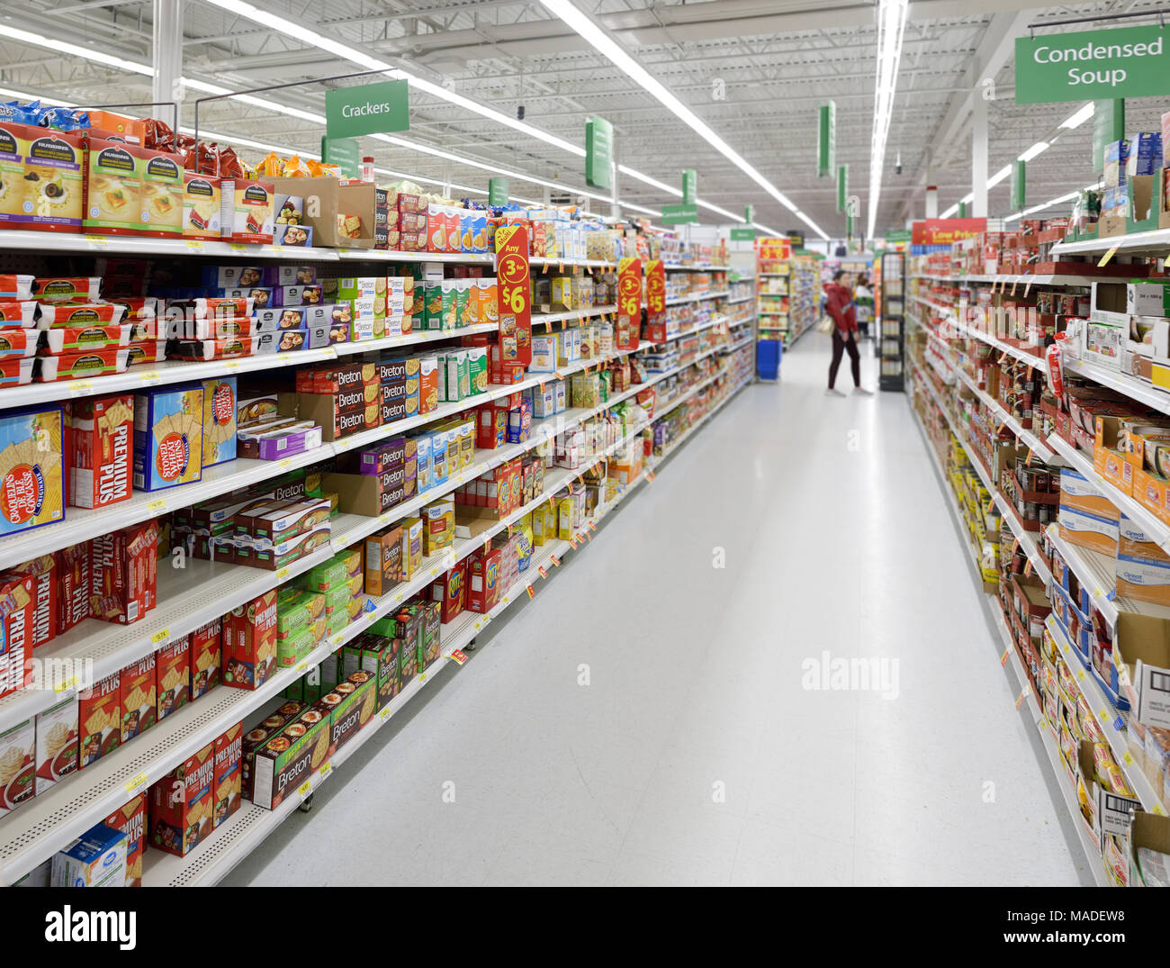 Negozi di generi alimentari e conserve alimentari navate a Walmart store sezione alimentare. La British Columbia, Canada 2017. Foto Stock