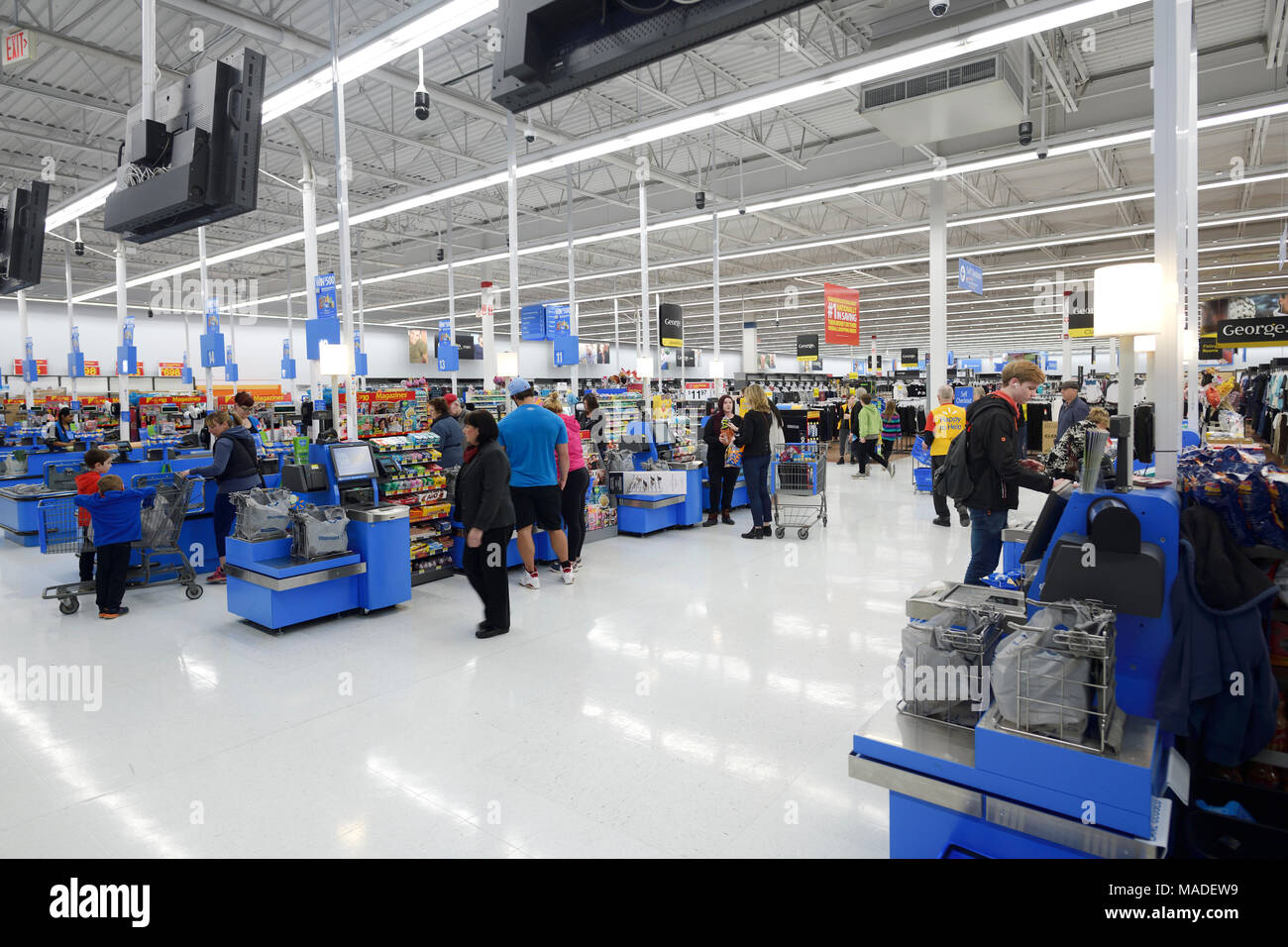 Auto-casse, checkout self-service sezione a Walmart store. La British Columbia, Canada 2017. Foto Stock