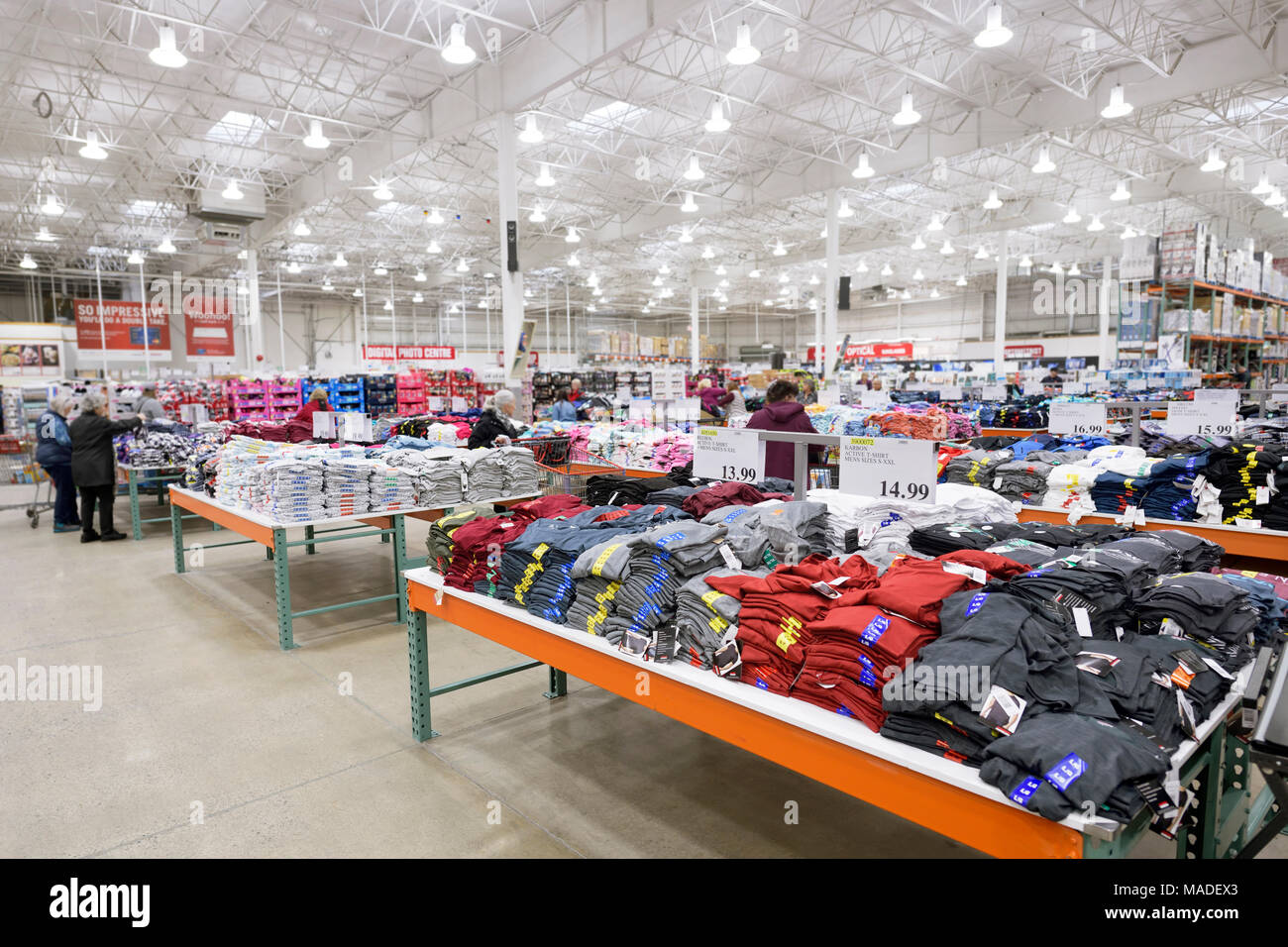 Costco Wholesale appartenenza negozio magazzino interno, T-shirt all'abbigliamento sezione. La British Columbia, Canada 2017. Foto Stock