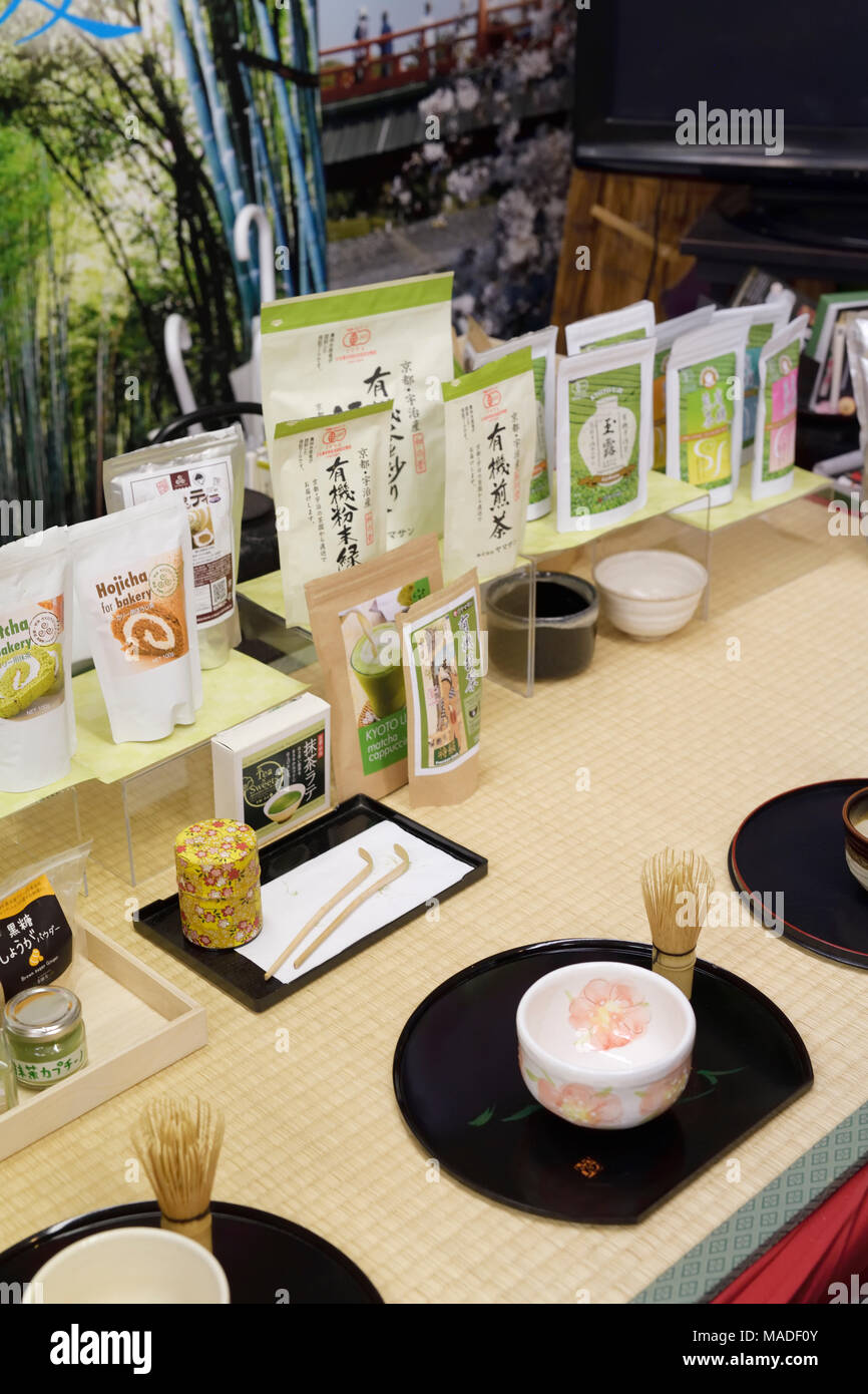 Organici Matcha Uji tè di diversi gradi e una ciotola tazza con una frusta per matcha cerimonia di campionamento in un negozio a Uji, prefettura di Kyoto, Giappone Foto Stock