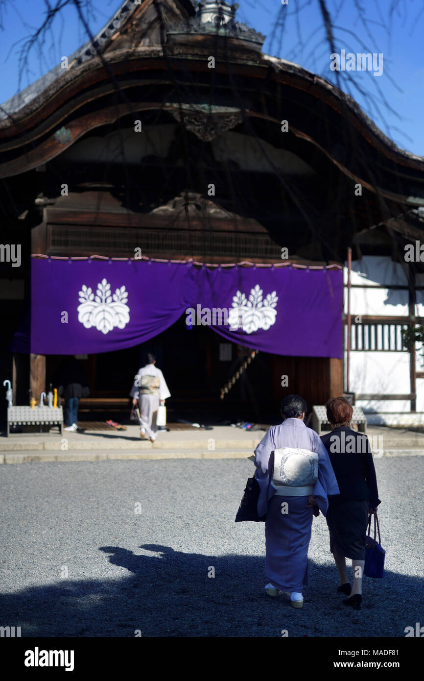 Le donne in kimono entrare Sanbo-in, Sanboin tempio Buddista, una sub-tempio di Daigo-ji, Daigoji complesso in Fushimi-ku, Kyoto, Giappone 2017 Foto Stock