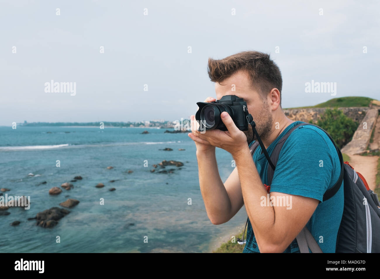 Uomo caucasico fare foto orizzontale durante il viaggio in Sri Lanka Foto Stock