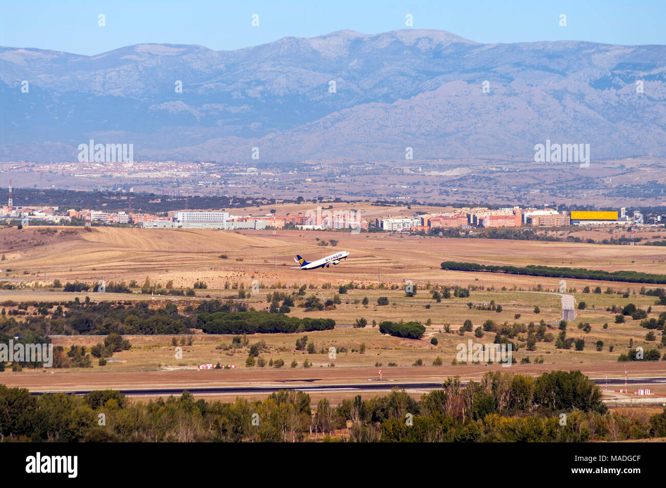 Despegando Avión desde el Aeropuerto de Barajas con San Sebastián de los Reyes al fondo. Madrid. España Foto Stock