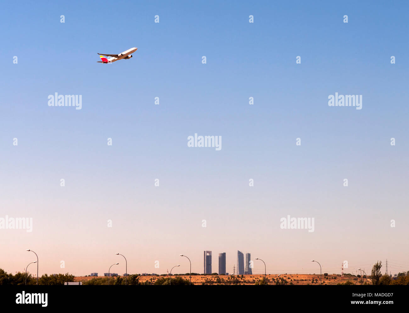 Despegando Avión desde el Aeropuerto de Barajas con los rascacielos de Madrid al fondo. España Foto Stock