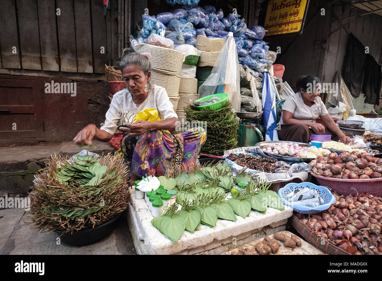 Yangon, Myanmar - Ott 15, 2015. Una donna vendita di betel sul mercato di Yangon, Myanmar. Yangon è la città più grande e il principale fulcro economico del Myanmar. Foto Stock