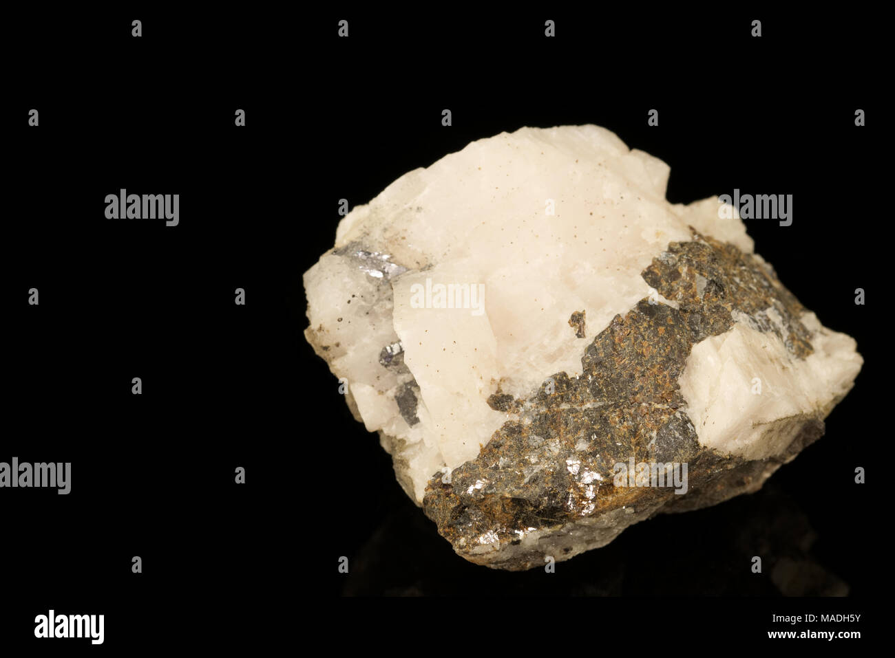 Sfalerite zinco minerali isolati su sfondo nero. Di solfuro di zinco in forma cristallina. Rocce e minerali Foto Stock