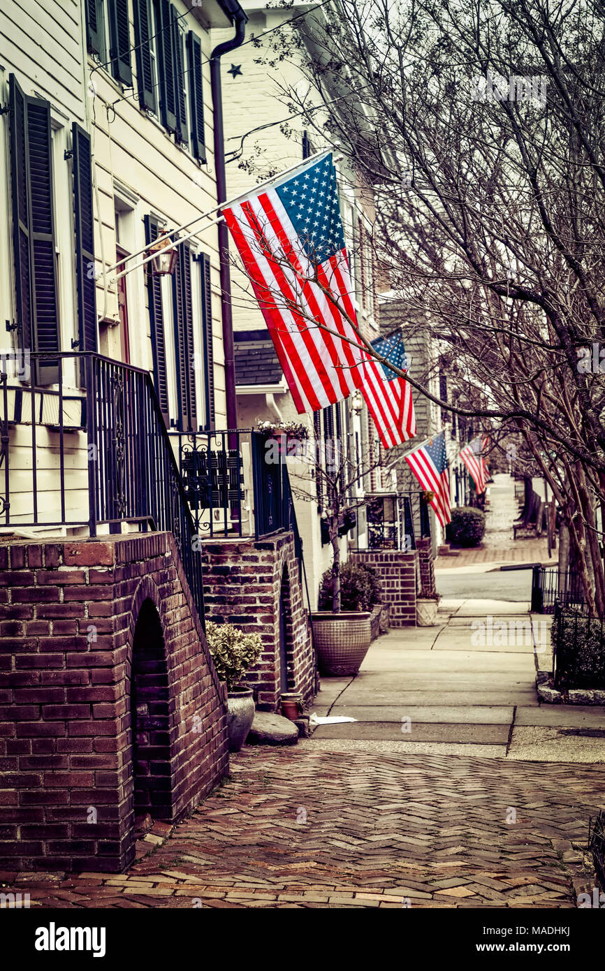 Le bandiere sventolano in un giorno nuvoloso su un Northern Virginia City street. Foto Stock