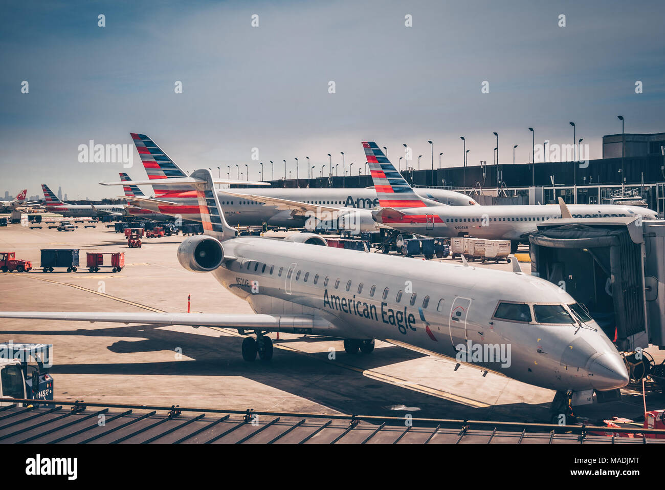 American Airline aerei al gate in Chicago O'Hare Airport Foto Stock