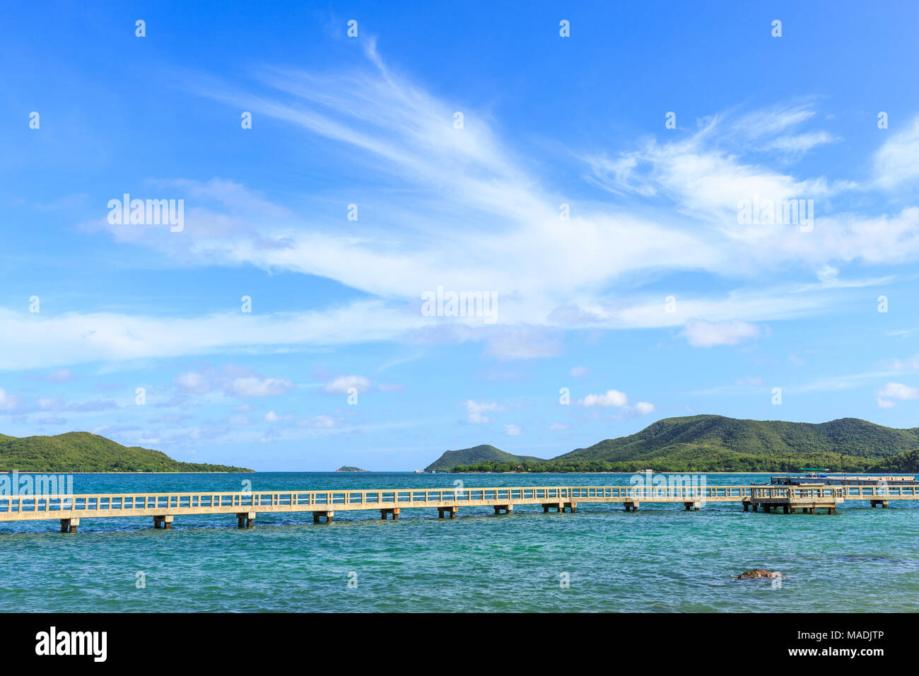 Vista del vecchio ponte di cemento e isola in Tailandia Foto Stock