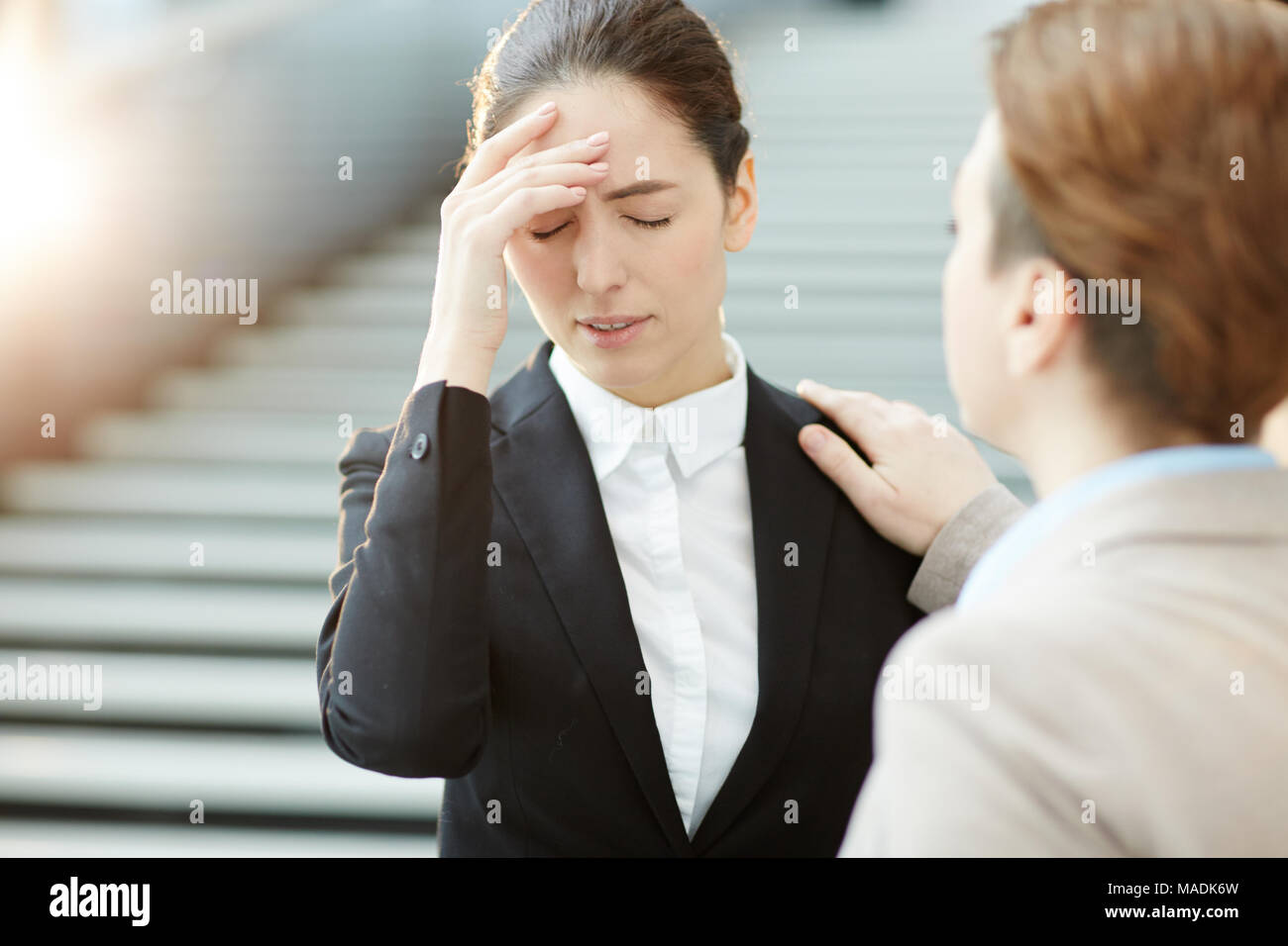 Giovane imprenditrice di toccare la sua testa ed esprimendo che lei ha dimenticato qualcosa mentre si collega dicendo che è in buone condizioni Foto Stock