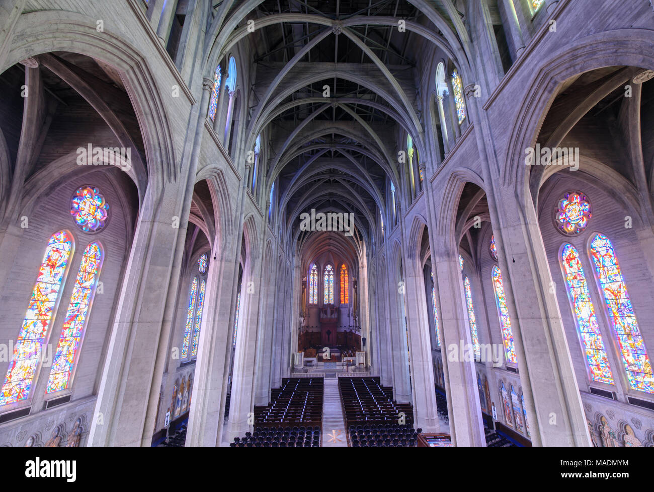 San Francisco, California - Marzo 30, 2018: interiore della grazia chiesa cattedrale come si vede dal secondo piano. Foto Stock