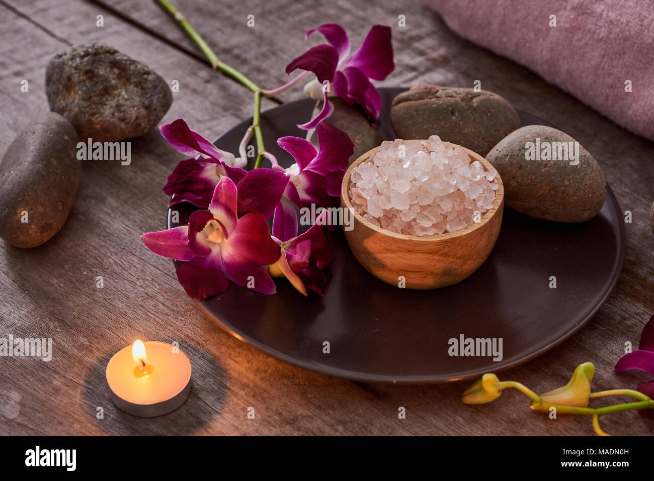 Spa accessori. Rametti di un albero di Natale, molti multi-pezzi colorati di sapone, molte forme diverse di bottiglie per un bagno. Scrub corpo. Luce bri Foto Stock