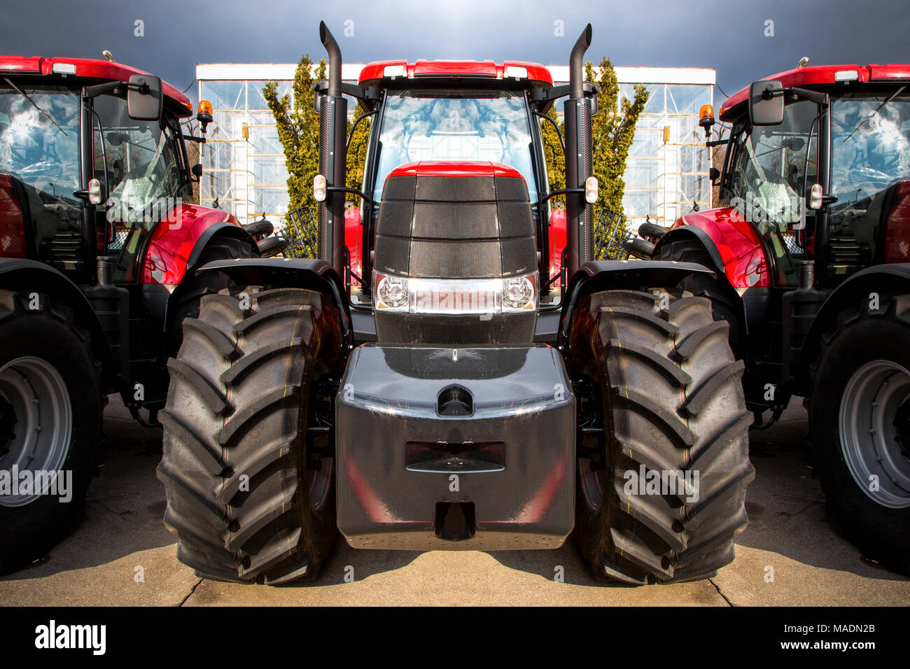 Nuovo, bellissimo rosso con ruote nere trattore, close-up, immagine di sfondo Foto Stock