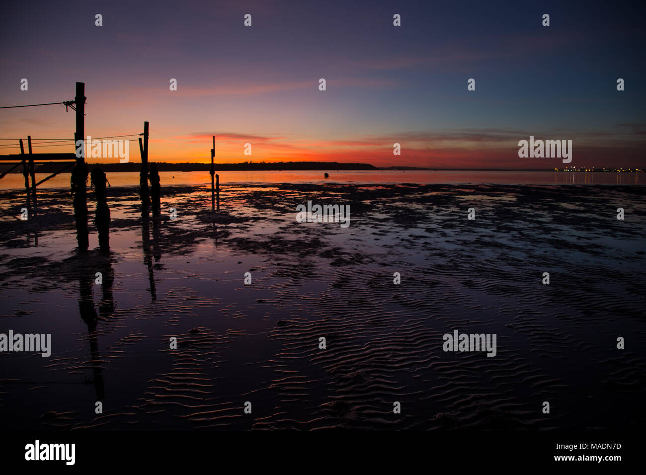 Tramonto su vecchio molo nel porto di Poole Foto Stock