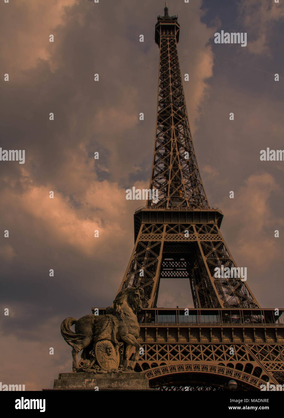 Parigi Francia - statua equestre in corrispondenza della base della torre Eiffel immagine con spazio copia in formato verticale Foto Stock