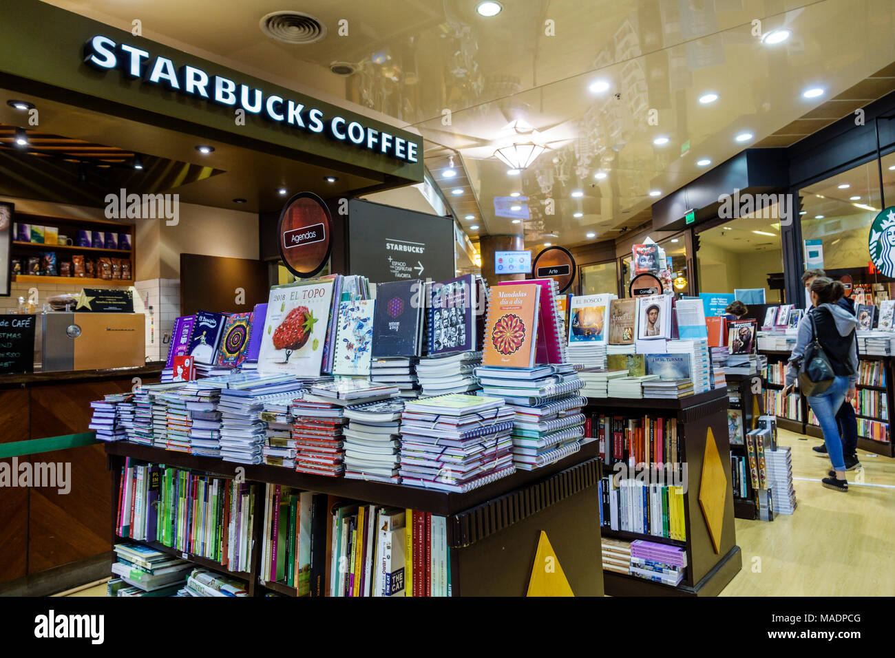 Buenos Aires Argentina, centro commerciale Recoleta, Starbucks Coffee, interno, libreria Libreria Cuspide Books, esposizione, tavoli, ispanico, ARG171130289 Foto Stock