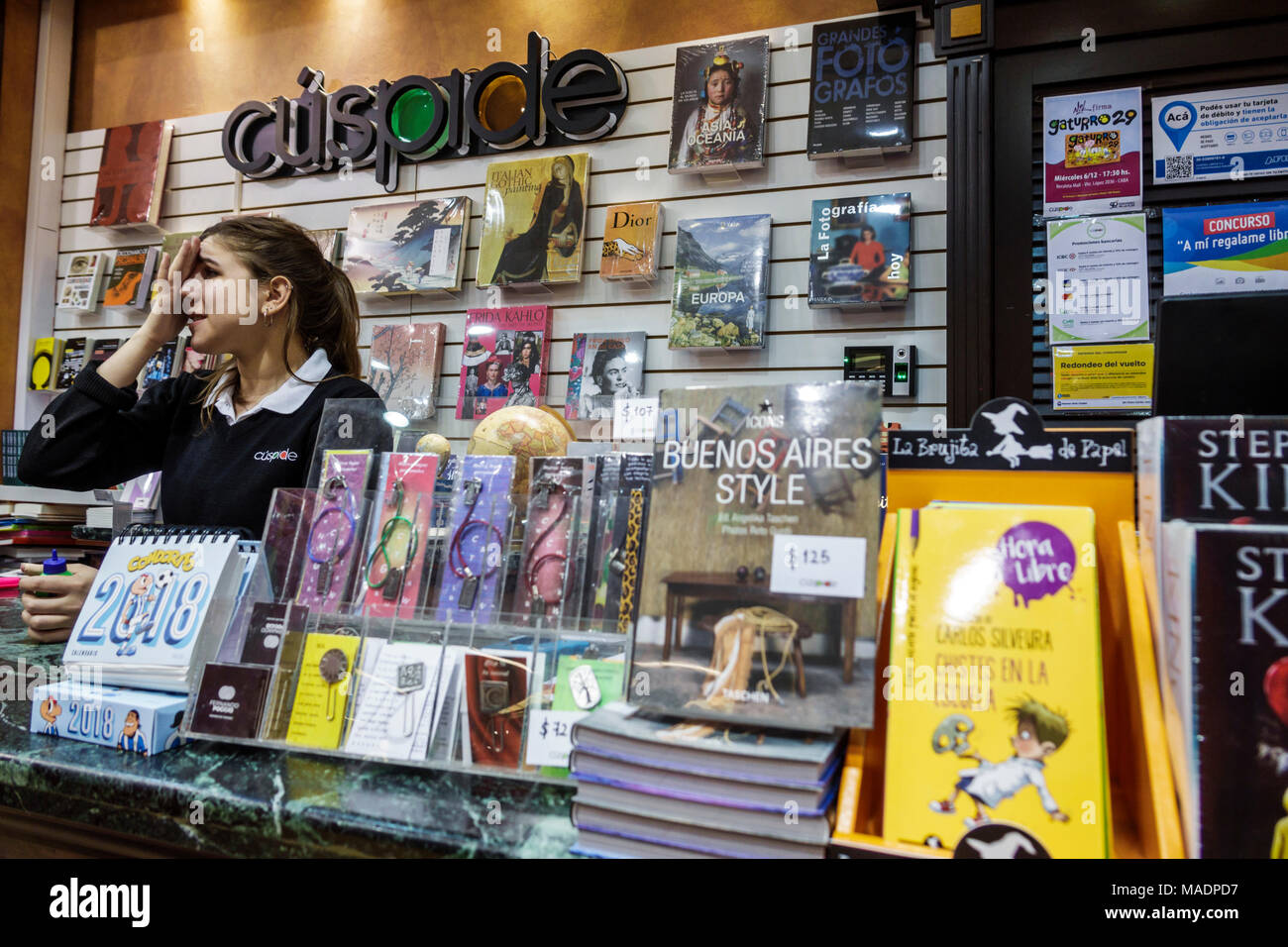 Buenos Aires Argentina, centro commerciale Recoleta, libreria Libreria Cuspide Books, interno interno, vendita al dettaglio, cassiere, ragazza ragazze, femmina bambini bambini bambini bambini bambini giovani Foto Stock