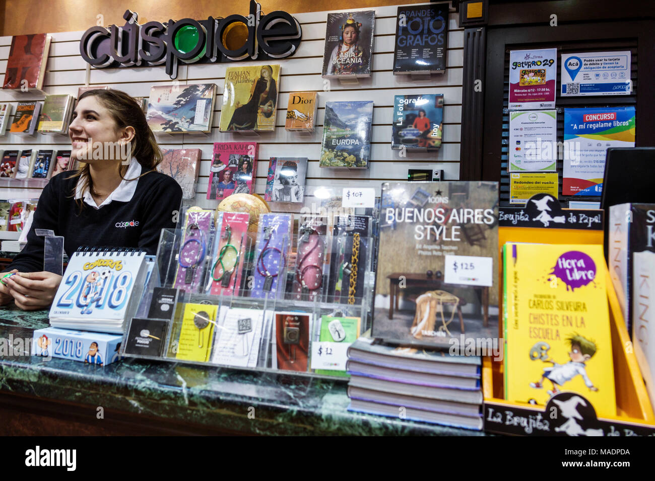Buenos Aires Argentina, Recoleta Mall, libreria Libreria Cuspide Books, vendita al dettaglio, interno interno, cassiere, ragazza ragazze, femmina bambini bambini bambini bambini giovani Foto Stock