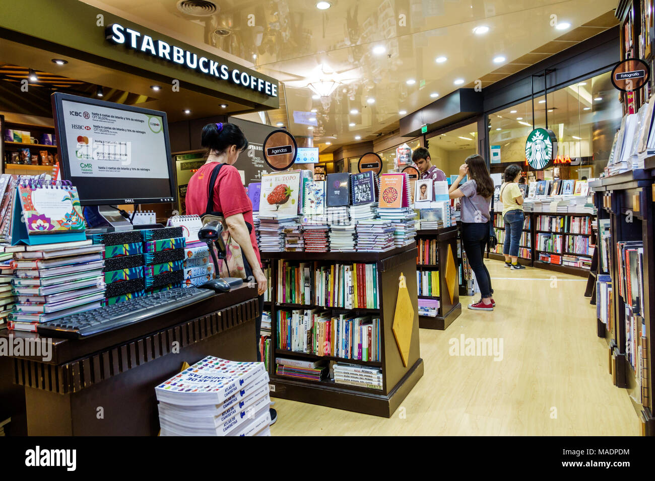 Buenos Aires Argentina, centro commerciale Recoleta, Starbucks Coffee, interno, libreria Libreria Cuspide Books, esposizione, tavoli, uomo uomini maschio, donna donne, Foto Stock