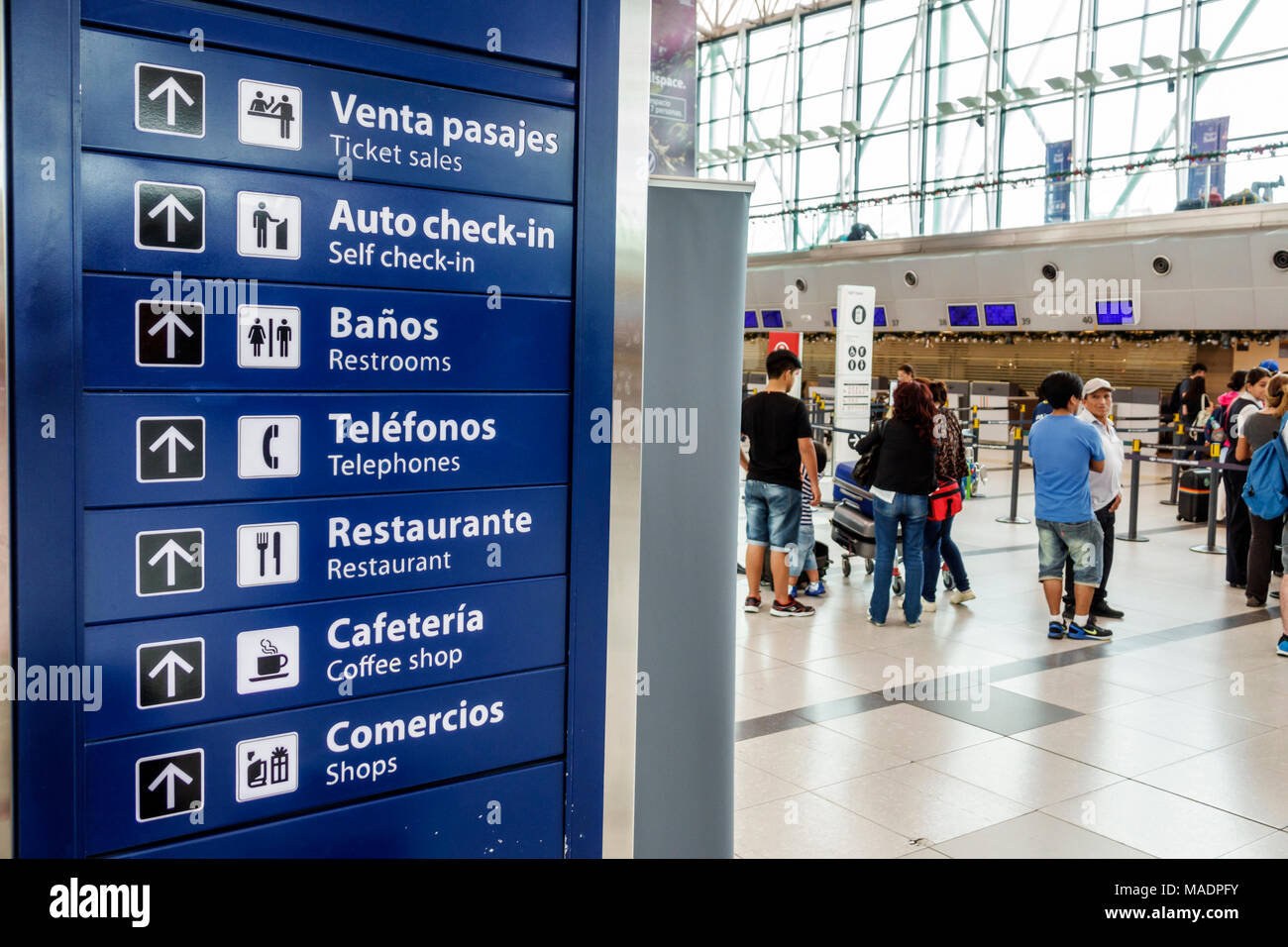 Buenos Aires Argentina,Ministrò Pistarini International Airport Ezeiza EZE,terminal gate,interior Inside,sign,information,directions,bilingue,Spagnolo Foto Stock