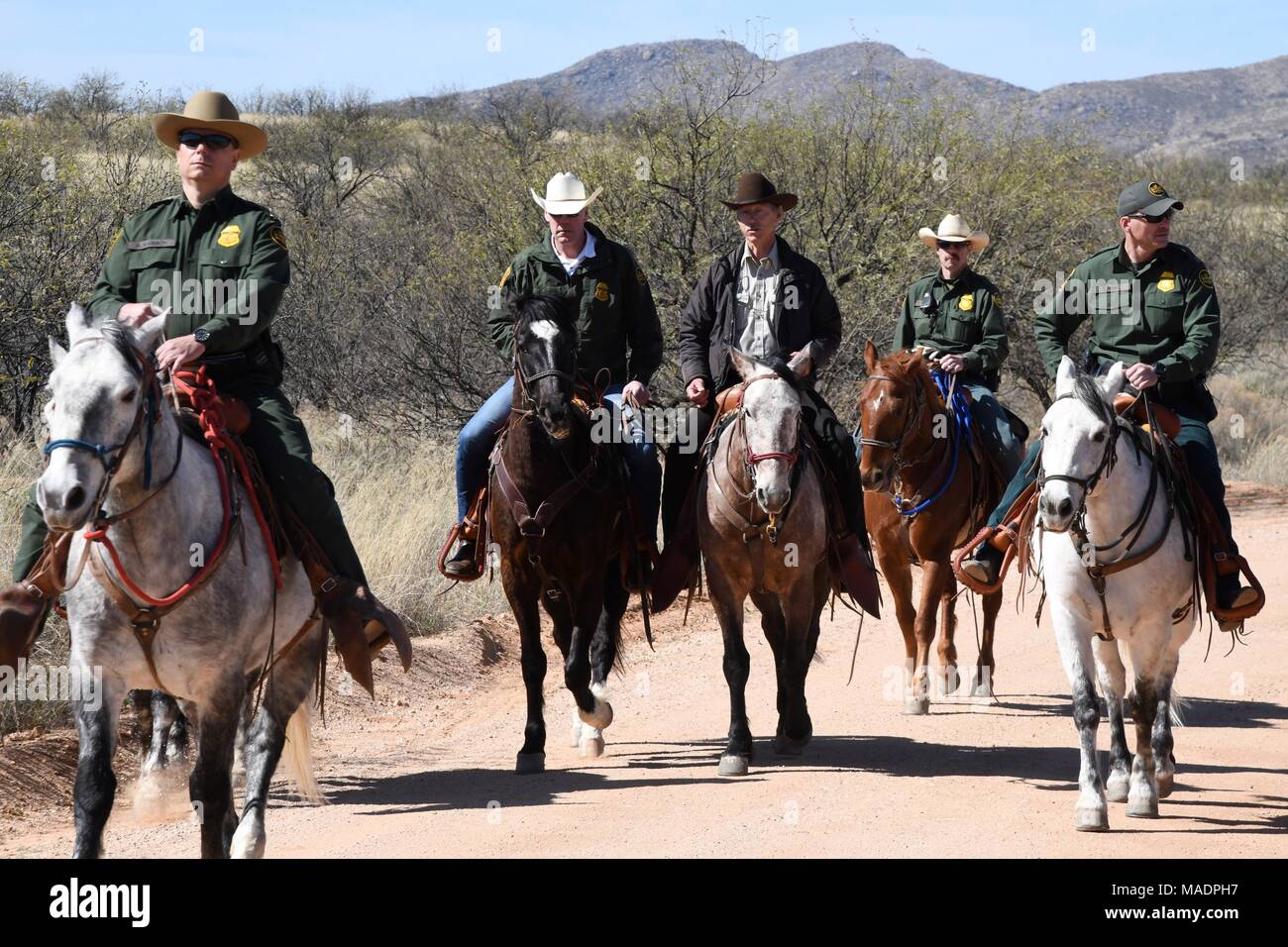 Stati Uniti Il Segretario degli Interni Ryan Zinke, centro sinistra, gite a cavallo con la U.S. Pattuglia di Confine ufficiali lungo gli Stati Uniti- Messico confine a Buenos Aires National Wildlife Refuge Marzo 17, 2018 vicino Sasabe, Arizona. Zinke visitato il confine per valutare la sicurezza dei confini e la collaborazione tra le agenzie con U.S. Delle dogane e della protezione delle frontiere. Foto Stock