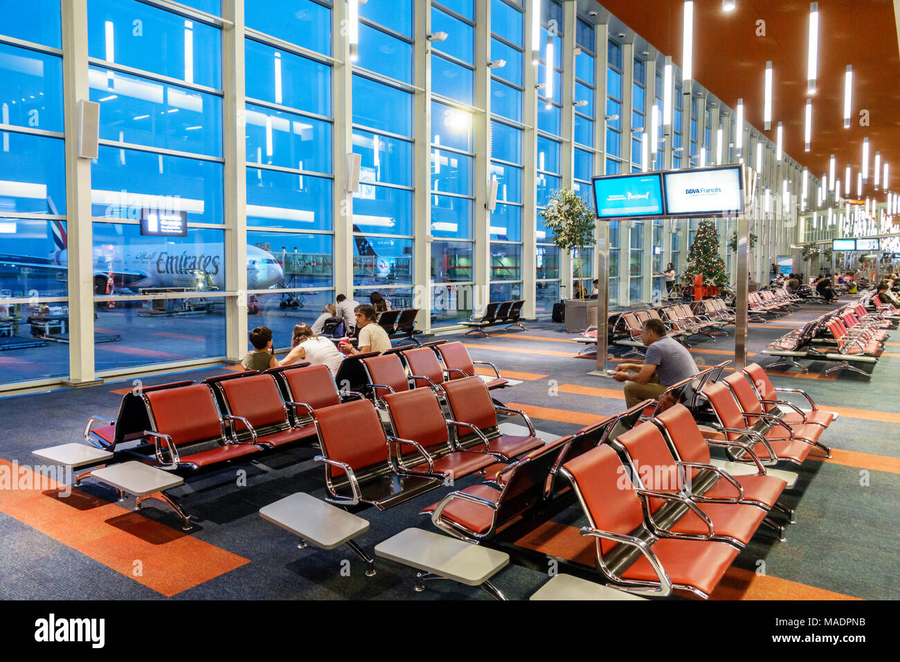 Buenos Aires Argentina,Ministro Pistarini International Airport Ezeiza EZE,terminal gate,interno,posti a sedere,uomo uomo maschio,finestra,jet,tarmac,ispanico Foto Stock