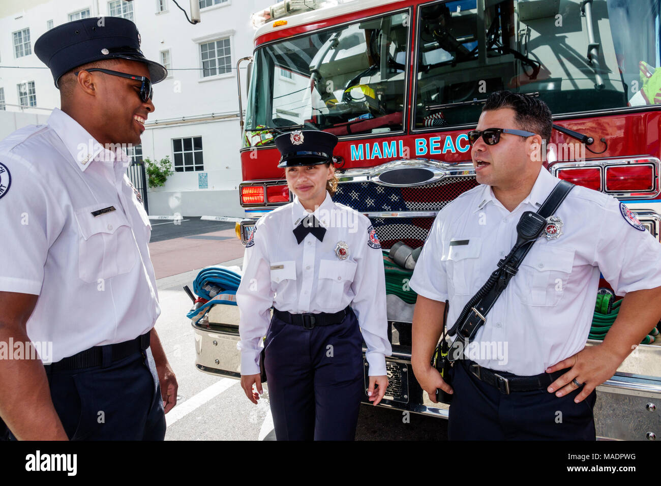 Miami Beach Florida, Veterans Day, zona di sosta sfilata, Miami Beach, Vigili del fuoco, vigile del fuoco, uniforme formale, ascia, ispanico, immigrati immigrati, Black Afr Foto Stock