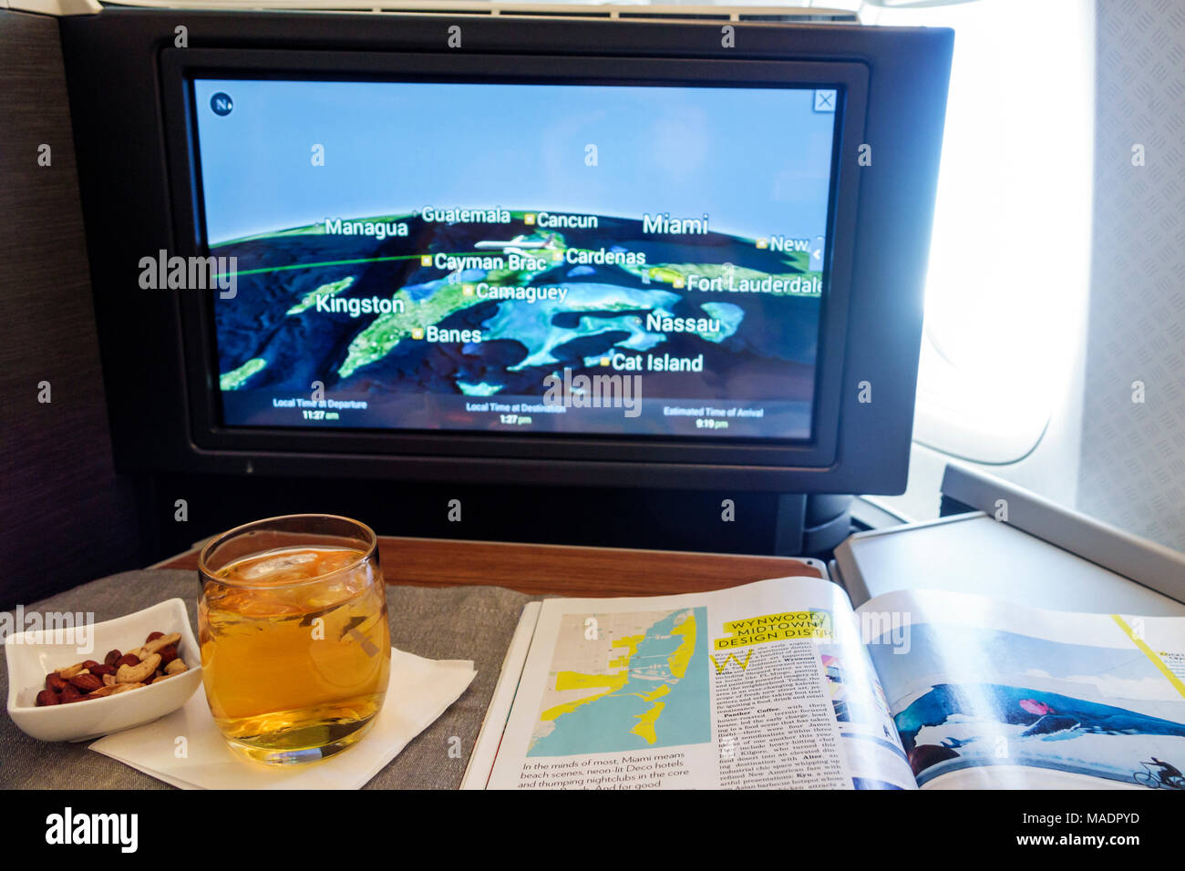 Miami Florida,International Airport mia,American Airlines a bordo della sezione business class posto a sedere,servizio di ristorazione,snack,drink,noci,a bordo Foto Stock