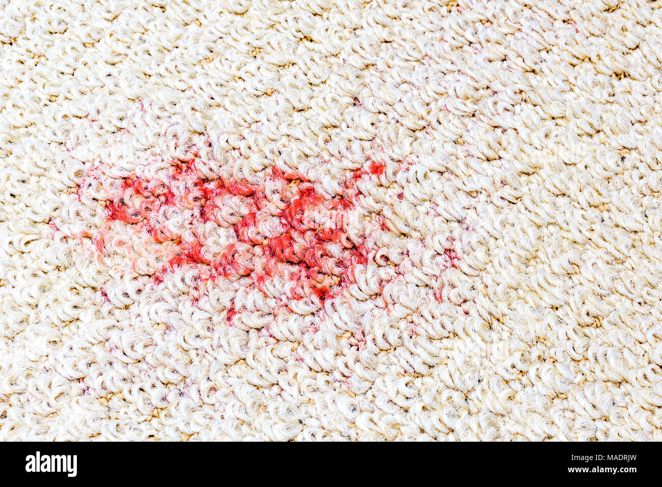 Ghiaccioli macchia sul nuovo tappeto bianco. Spazio per la copia su lato destro della macchia. Foto Stock