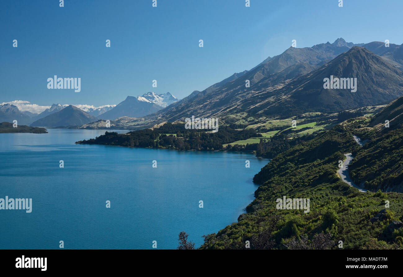 Sul lago Wakatipu e la bella strada di Glenorchy, visto dal Bennett's Bluff, Isola del Sud, Nuova Zelanda Foto Stock