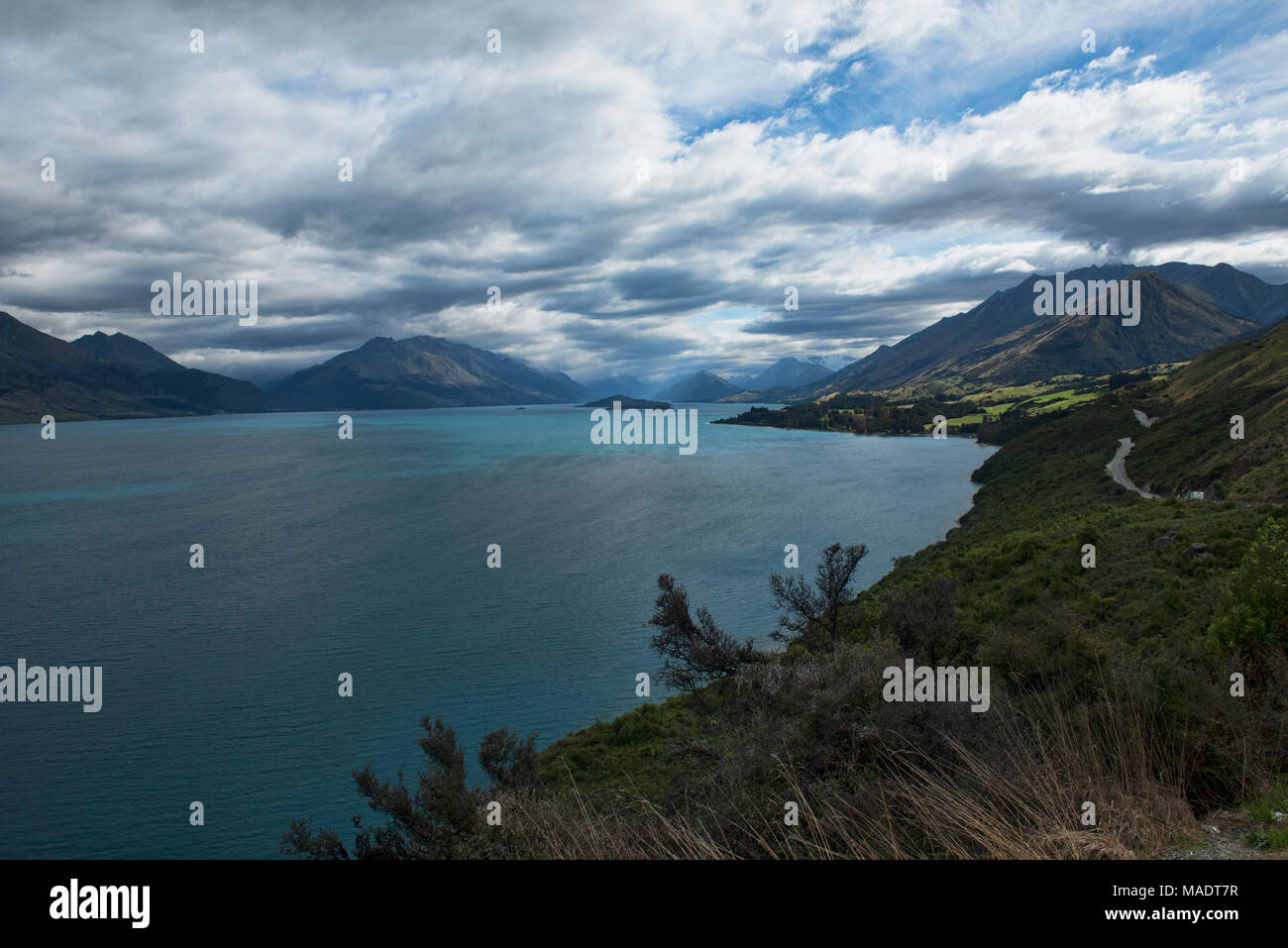 Antartico i venti e le nuvole la vela sul lago Wakatipu vicino a Queenstown, Nuova Zelanda Foto Stock