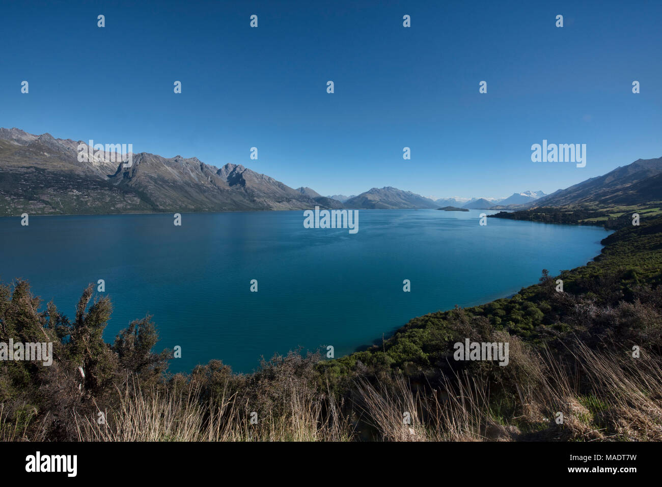 Vista panoramica verso la valle di Dart e Monte Earnslaw sul lago Wakatipu, visto dal Bennett's Bluff, Isola del Sud, Nuova Zelanda Foto Stock