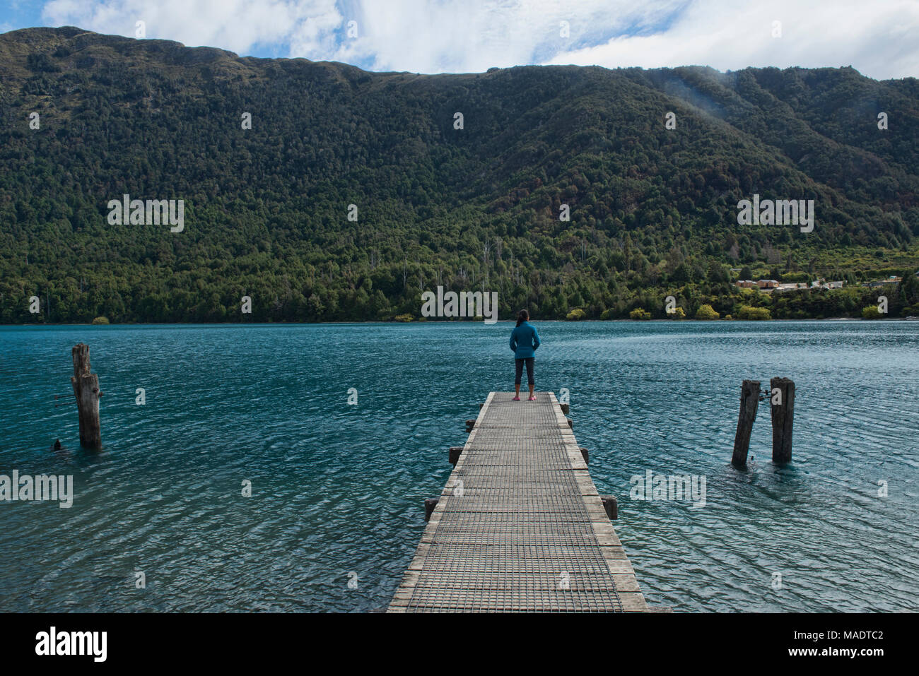 In piedi sul molo al Bob's Cove, sul lago Wakatipu, Queenstown, New Zealand Nuova Zelanda Foto Stock