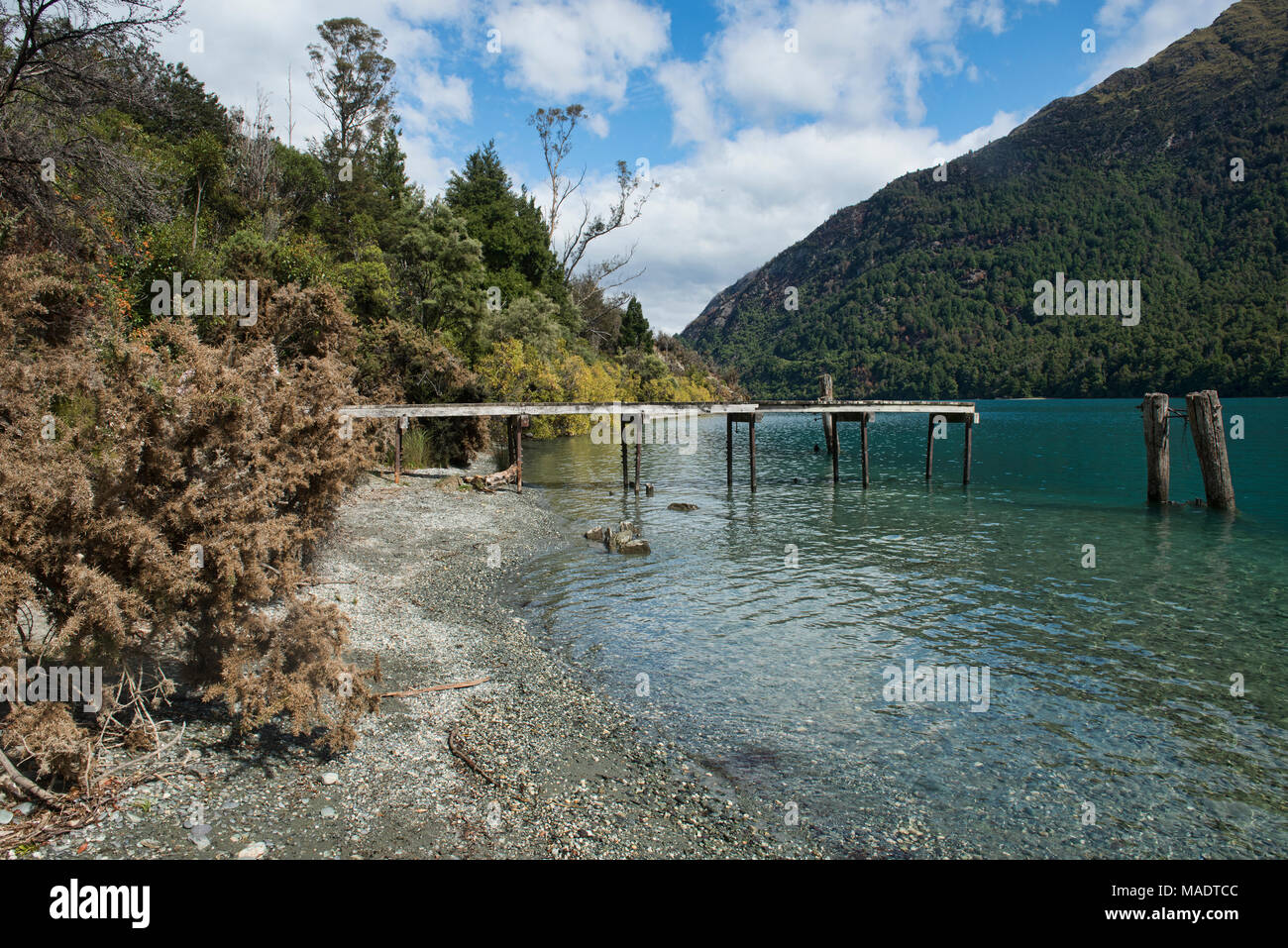 Il vecchio molo al Bob's Cove, sul lago Wakatipu, Queenstown, New Zealand Nuova Zelanda Foto Stock